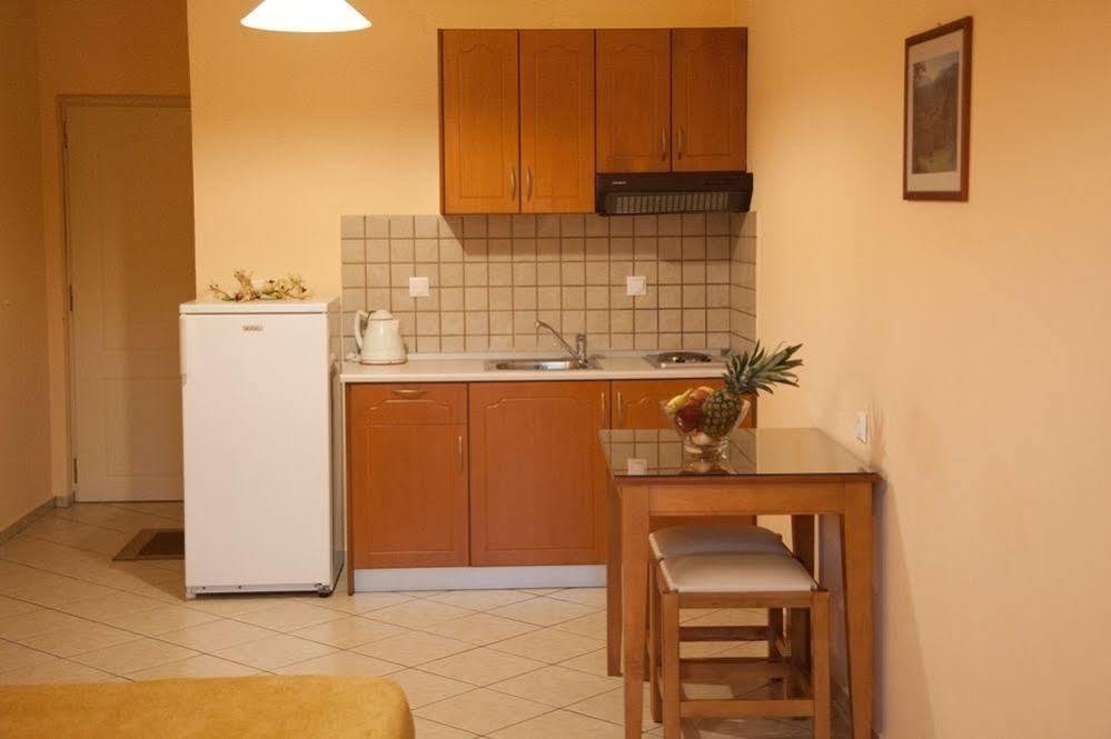 Blue Sky Apartment Agia Marina  Bagian luar foto